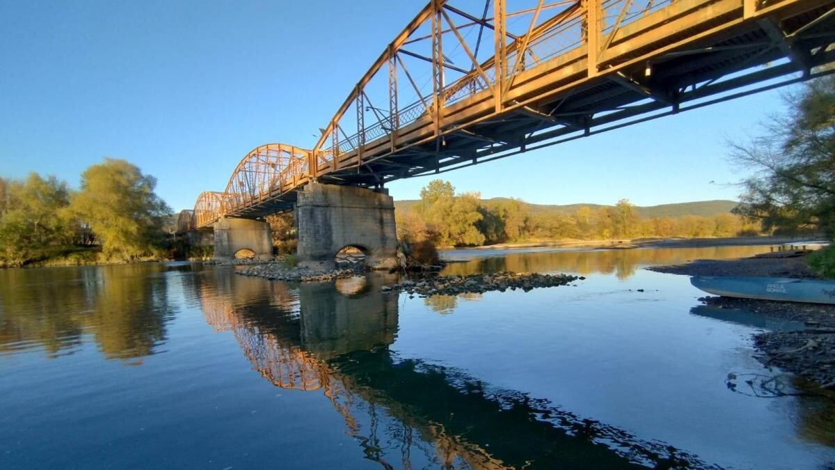 Un pod istoric stă să cadă. Pilonii și structura metalică s-au degradat, camioanele trec în continuare pe acolo