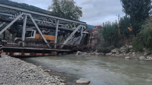 Un pod de fier s-a prăbușit cu un TIR de zeci de tone pe el, în Bacău. Autoritățile locale dau vina pe șofer