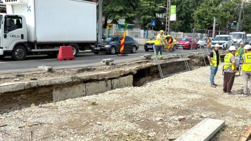 S-a surpat drumul și există risc de prăbușire, pe Bulevardul Basarabia din București: Polițiștii au oprit circulația pe un sens