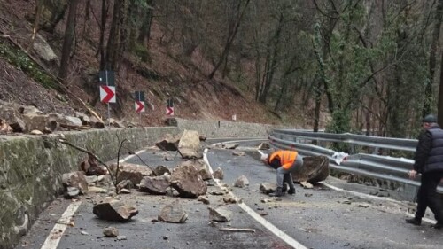 Situație de urgență la Valea Ierii – O alunecare de teren a blocat drumul comunal și a oprit complet circulația