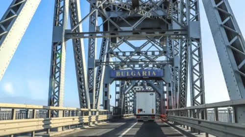 Măsuri de siguranță. Mașinile nu au voie să staționeze pe partea română a Podului Giurgiu-Ruse / Circulația este asigurată de piloţi de trafic de la CNAIR