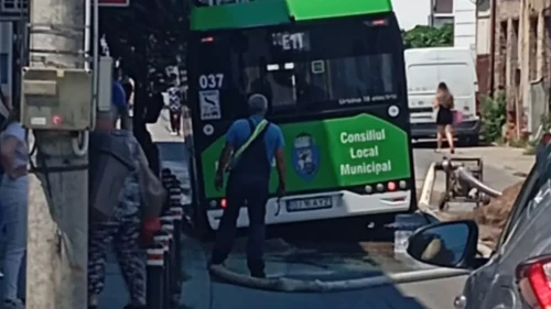 Strada s-a surpat sub un mijloc de transport în comun și traficul a fost blocat în centrul orașului Craiova