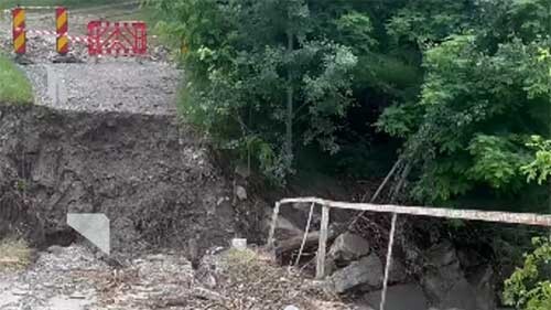 Un sat din Prahova a rămas izolat după ce viitura a luat un pod. 158 de oameni nu mai pot ajunge acasă